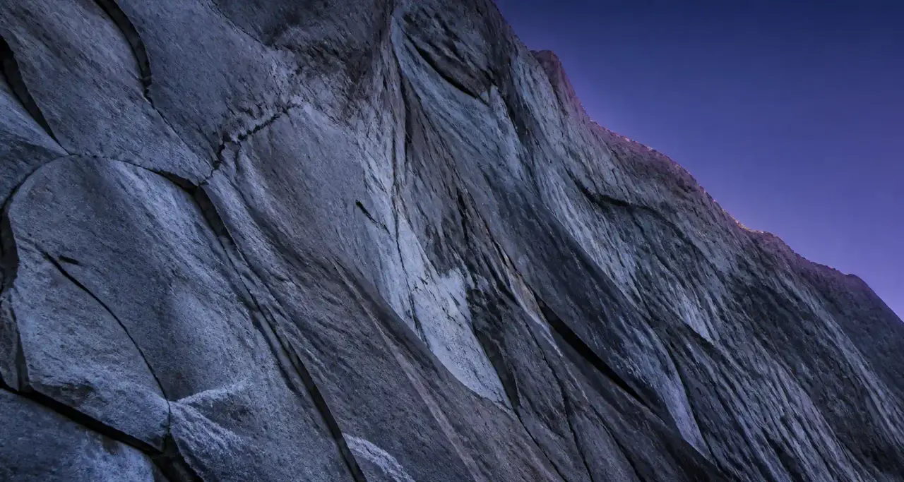 Paroi de granit d'un massif alpin au crépuscule