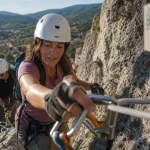 Via ferrata buis les baronnies au rocher Saint-Julien, deux grimpeurs sur barreaux
