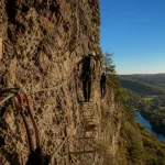 Via ferrata clecy sur les Rochers des Parcs, randonneurs au câble