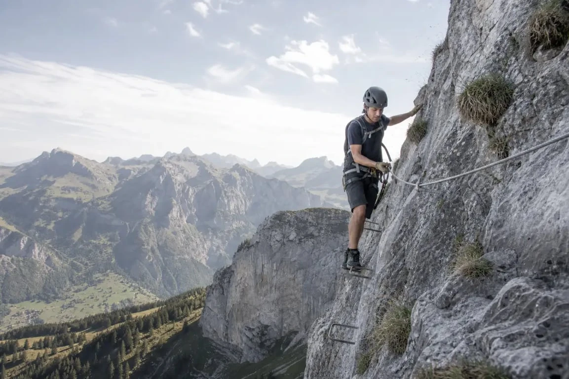 Via ferrata Yves Pollet-Villard à La Clusaz sur la falaise de Borderan, avec vue alpine sur les Aravis