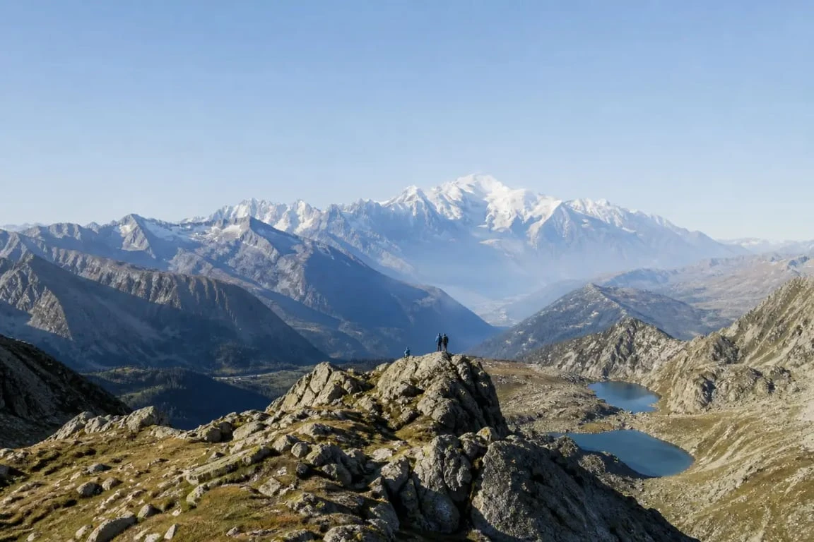 Tour des Aiguilles Rouges en 3 jours : panorama du massif des Aiguilles Rouges avec vue sur le Mont Blanc