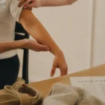 Exercices pour tendinite épaule, douleur tolérée 3-5/10, kinésithérapeute guide