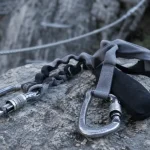 Longe pour via ferrata avec mousquetons verrouillés et absorbeur d’énergie