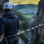 Via ferrata cascade alpe du grand serre : participant avec baudrier sur câble