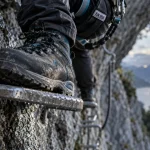 Chaussure via ferrata à semelle ferme et talon bien maintenu sur échelon métallique